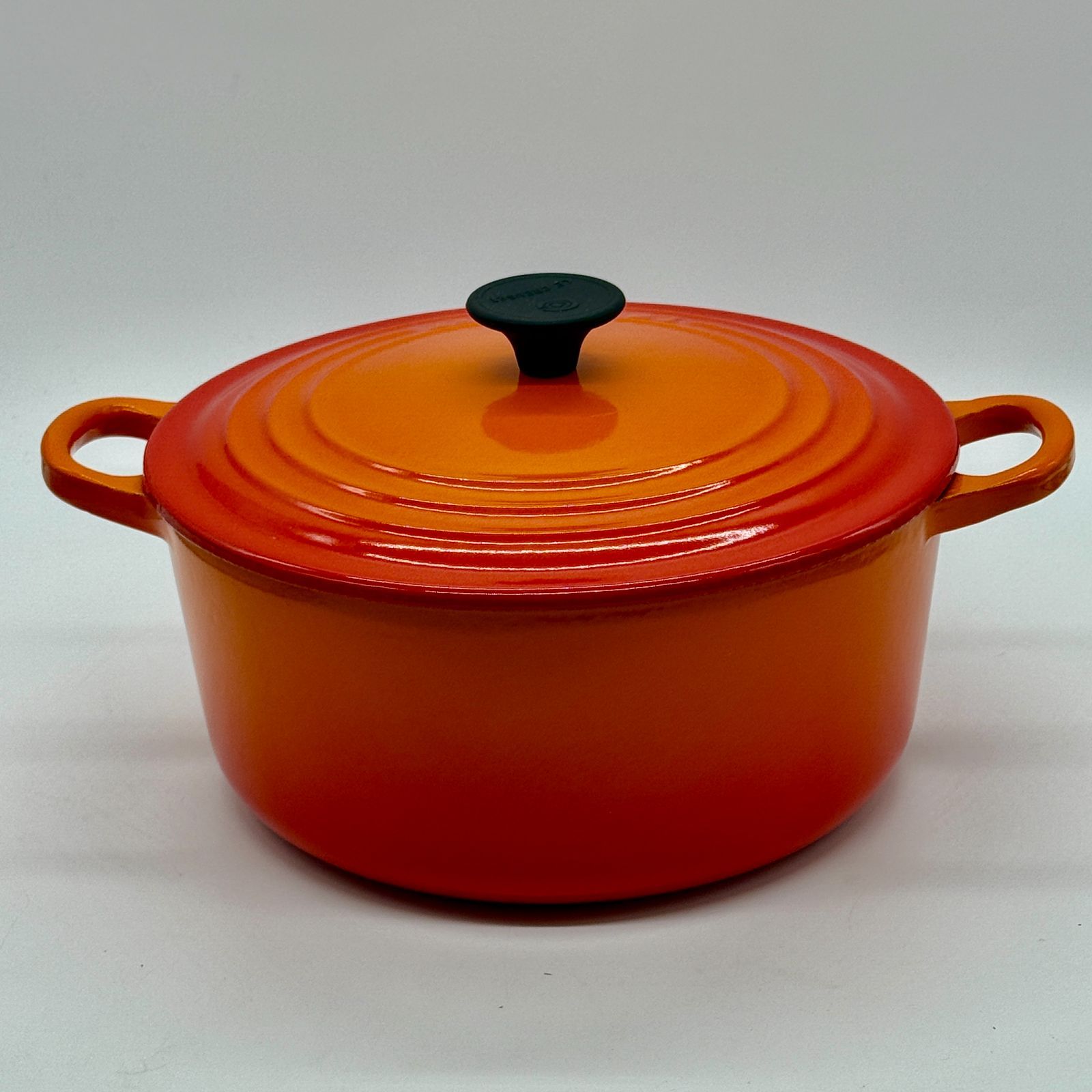 【未使用】ル・クルーゼ ココット・ロンド22cmオレンジ シグニチャー ココット・ロンド 22cm オレンジ (シルバーツマミ