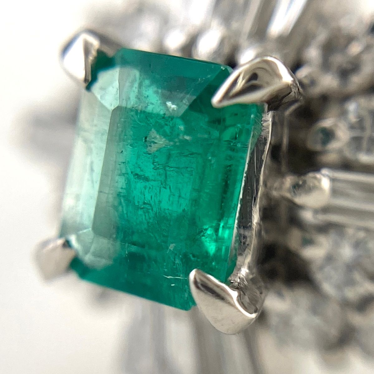 エメラルド デザインリング プラチナ 指輪 メレダイヤ リング 13.5号  