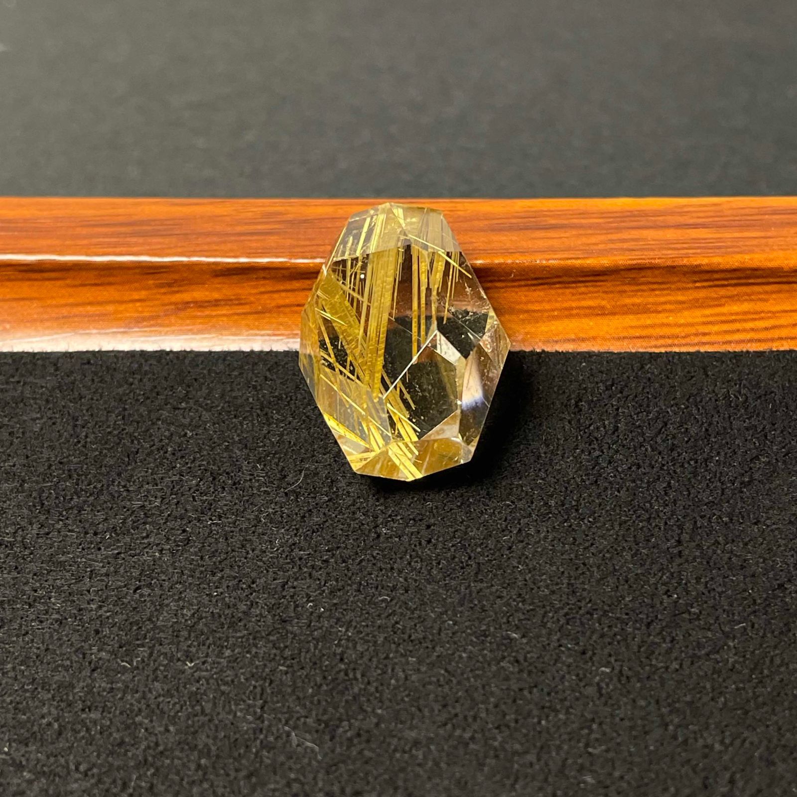  EU製 黄金タイチンルチル パワーストーン 天然石 原石 金運 お守り プレゼント 25 5 18 3 14 1 mm ZZ 1552 その他 アクセサリー