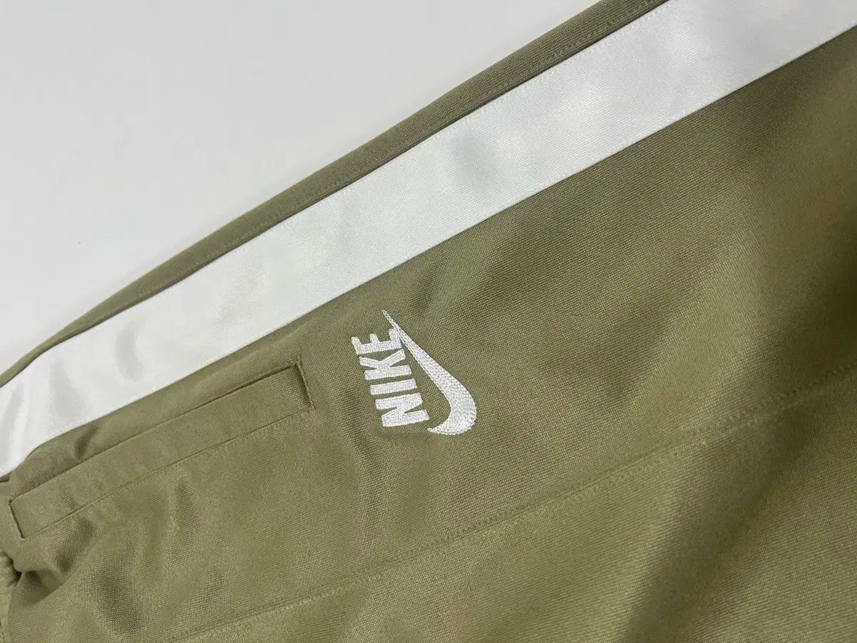 トラックパンツ