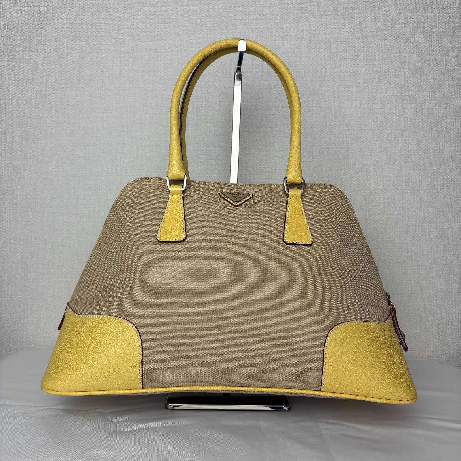 プラダ イエロー　トライアングル　PRADA　新品同様 PRADA - 極美品 プラダ 三角プレート トライアングル ブローチ