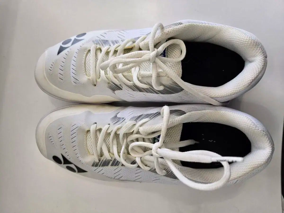 YONEX
