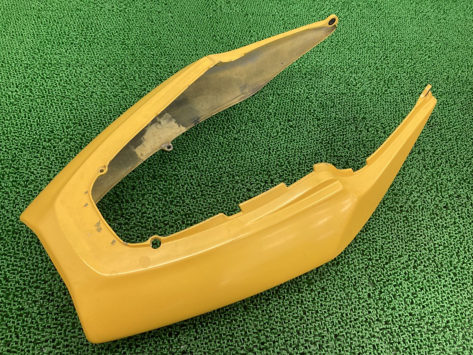 VTR1000F テールカウル MBB ホンダ 純正 バイク 部品 SC36 ファイヤーストーム シートカウル 黄色塗装 修復素材に 【中古】 78 VTR1000F テールカウル MBB ホンダ 純正 中古 バイク 部品 SC36
