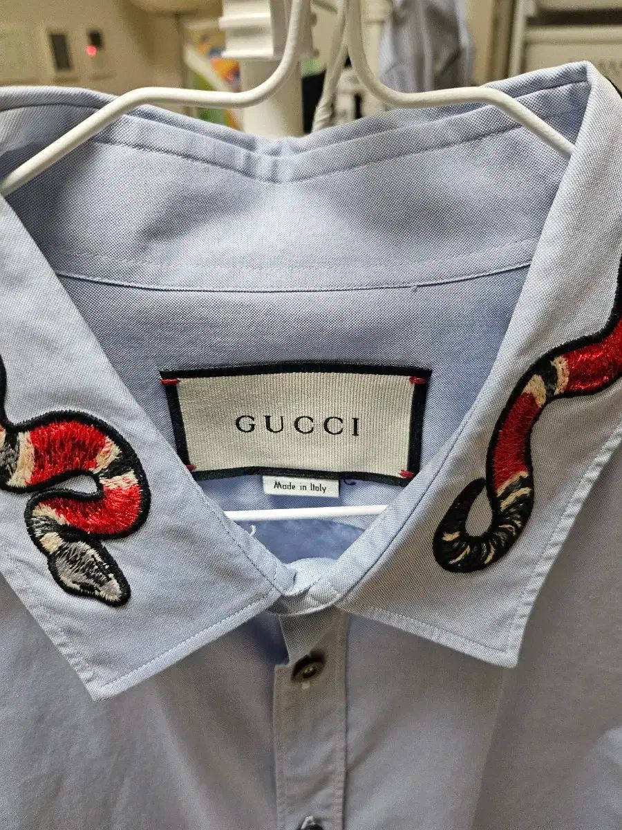 本物 男性 グッチ キングスネーク刺繍カラーシャツ