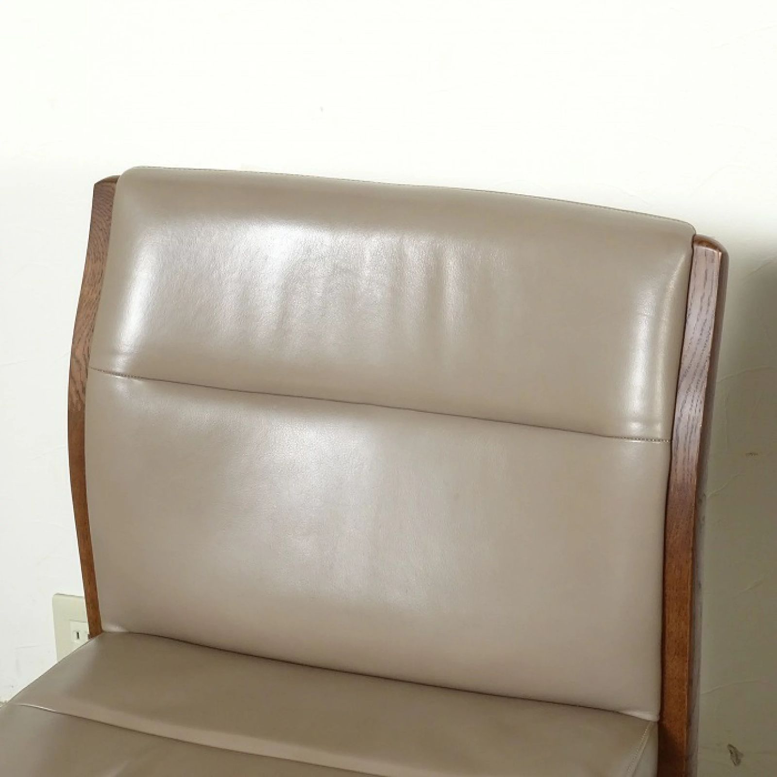 アームレスチェア