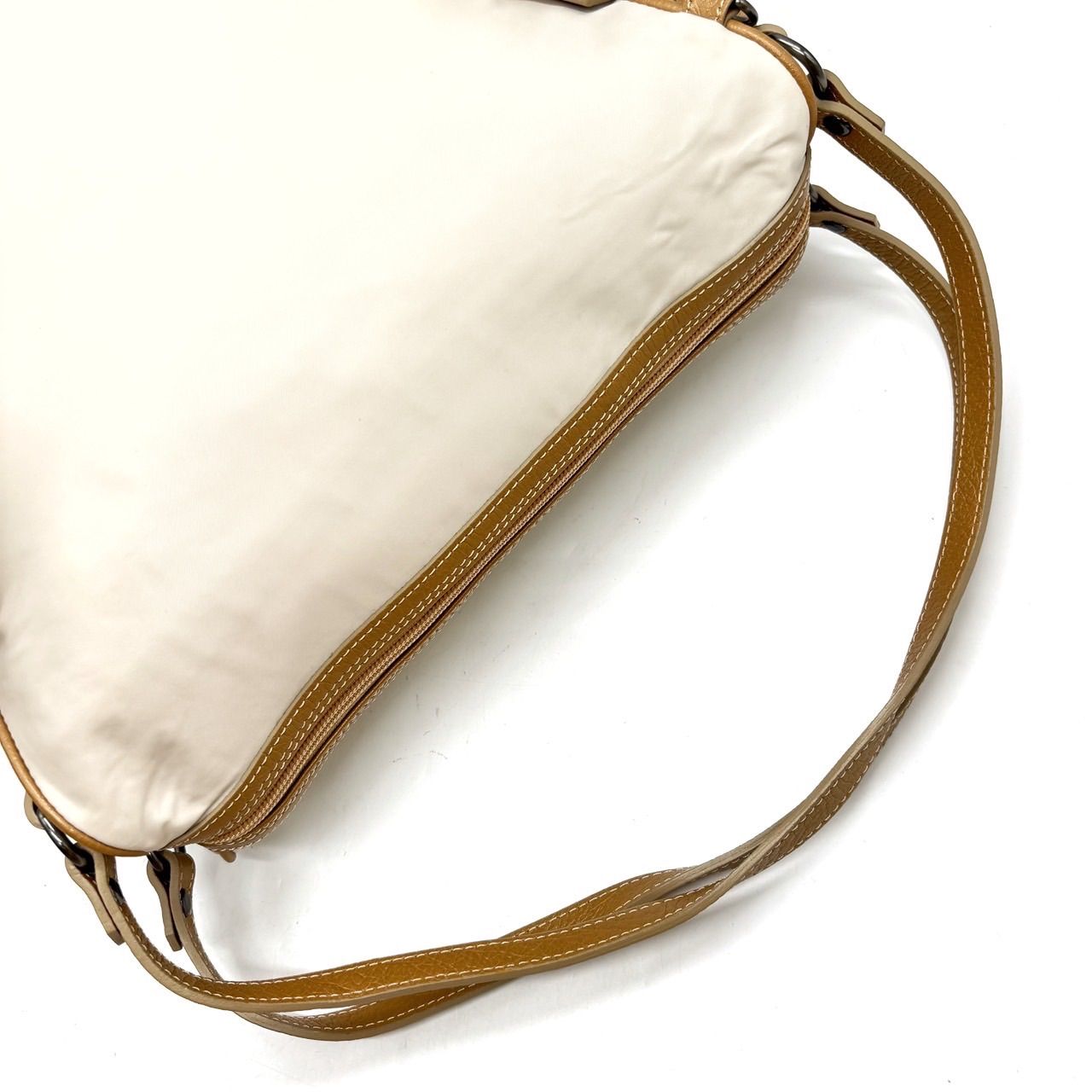 美品現行品 BURBERRY TB総柄 ハンドバッグ A4収納可能 美品現行品 BURBERRY TB総柄 ハンドバッグ A4収納可能