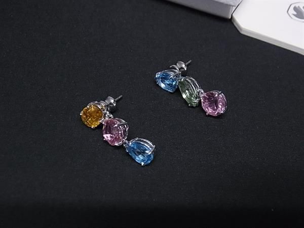 極美品　SWAROVSKI　スワロフスキー　ピアス　マルチカラー　ワンポイント スワロフスキー ピアス Cardinal ドロップ マルチカラー 正規品