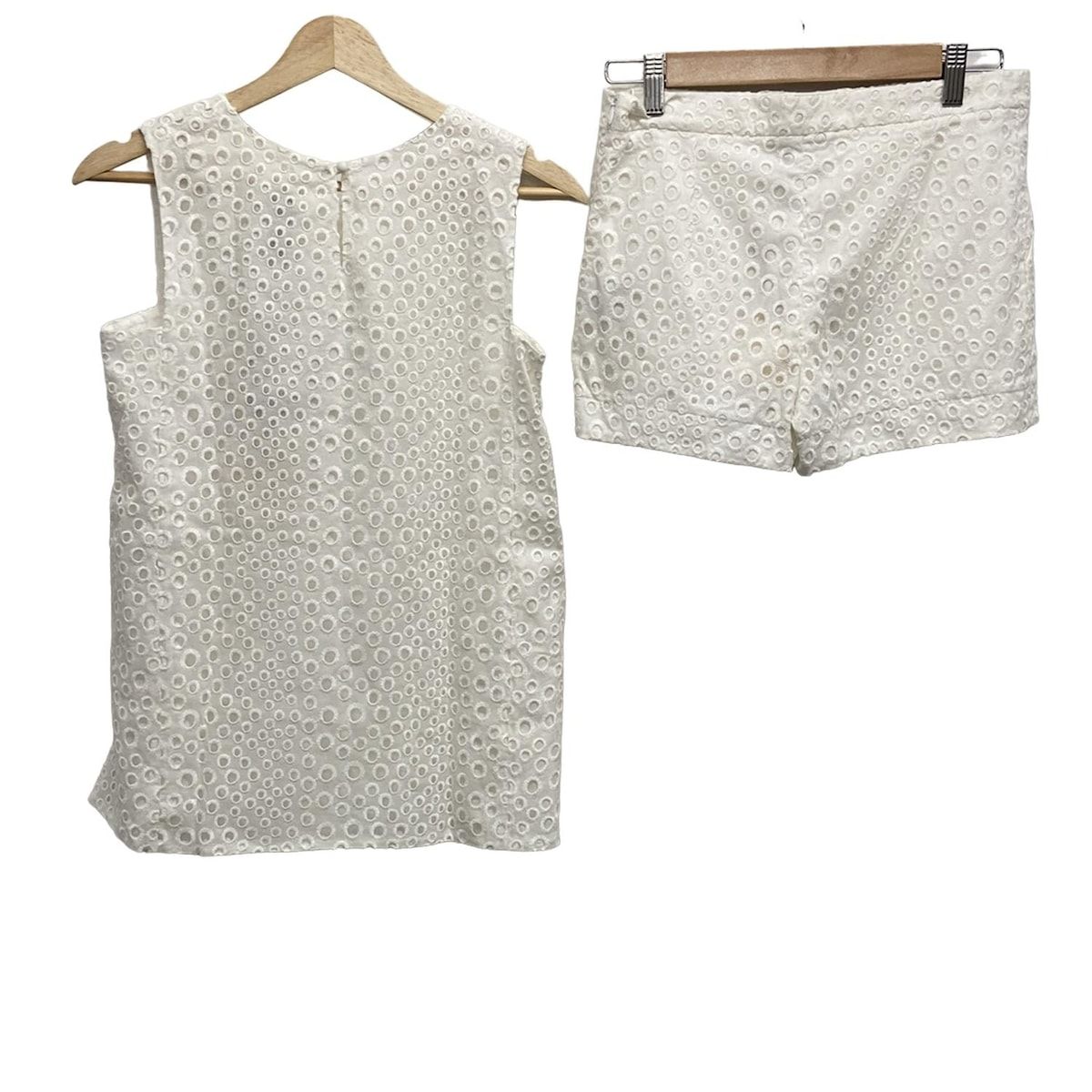 ISSA イッサロンドン レディースパンツセットアップ レディース - 白 パンチング