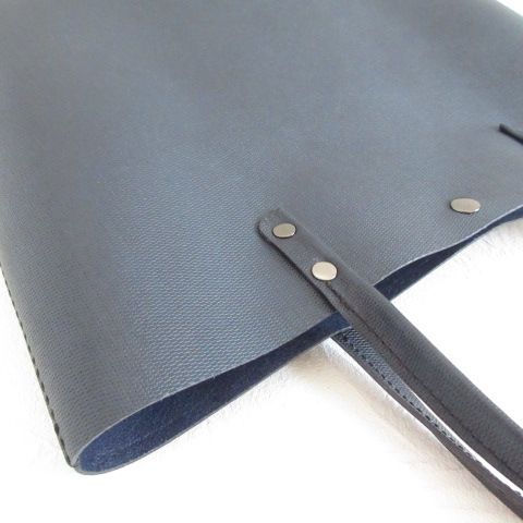 ミディアムトート ネイビー型押しレザー