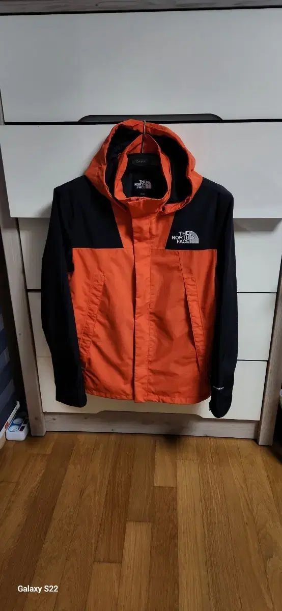 THE NORTH FACE ザノースフェイス 新モデル フードウィンドブレーカーです 95