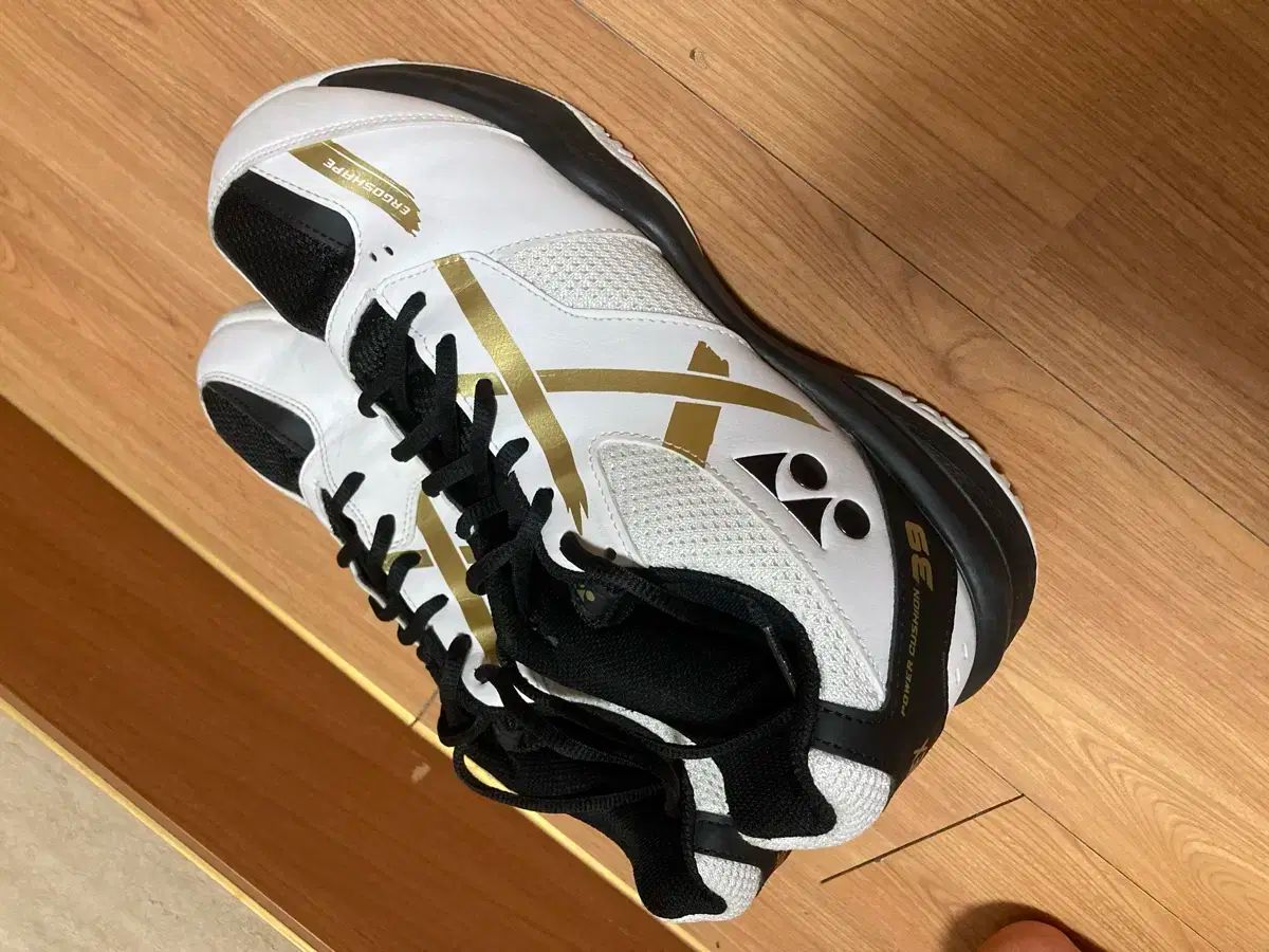 YONEX