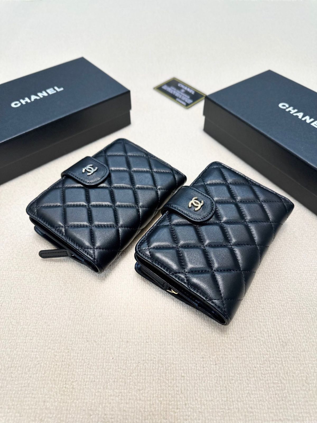 CHANEL ブラックレザー 二つ折り財布 ギフトにも◎/オールブラック 男女OK】CHANEL 二つ折り財布