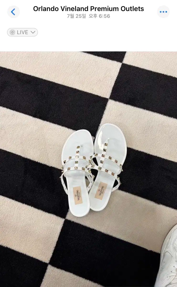 ヴァレンティノ ロックスタッズ ゼリー サンダル 白