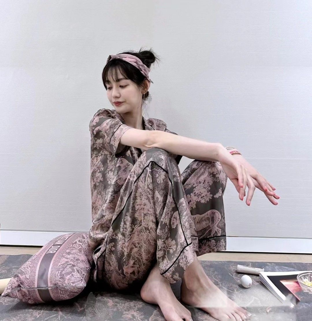 これは DIOR（ディオール）の女用パジャマで、家居服としても