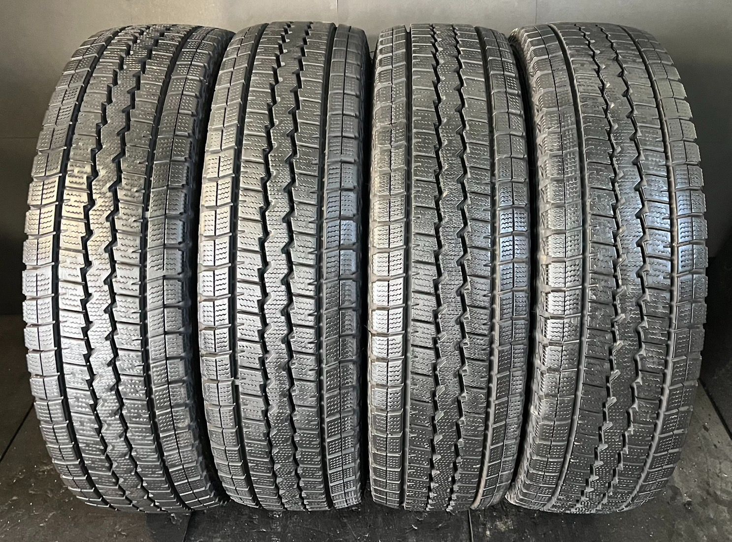 製 約9〜9.5分山 ダンロップ DUNLOP ウィンターマックス WINTER MAXX SV01 スタッドレス 195 80R15 107 105L LT 4本 h_396