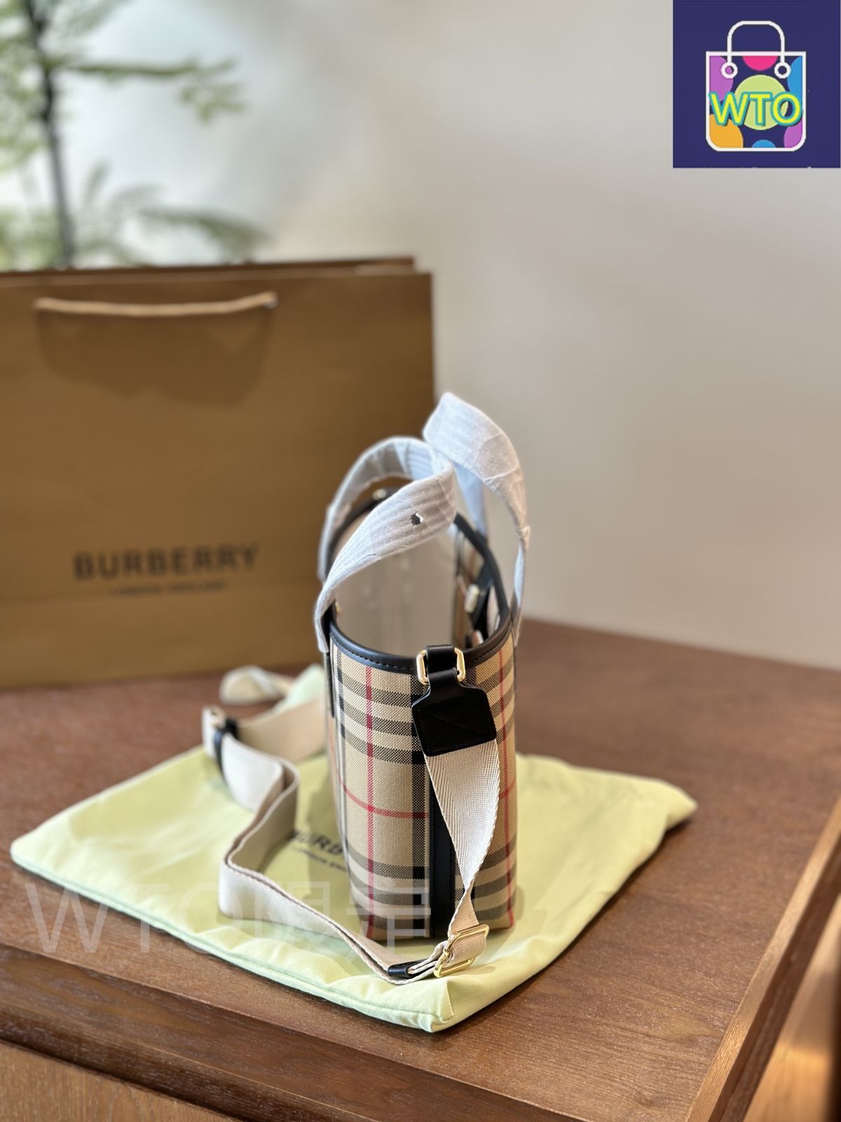 今日特価】Burberry ナイロン トートバッグ 25×18cm -WTO輸入