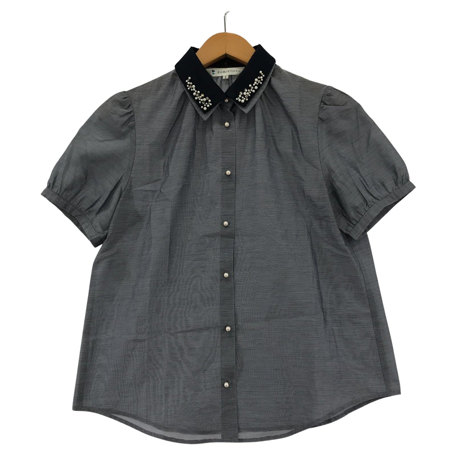 KUMIKYOKU 組曲 2way襟 ビジュー付き半袖シャツ size1/グレー系