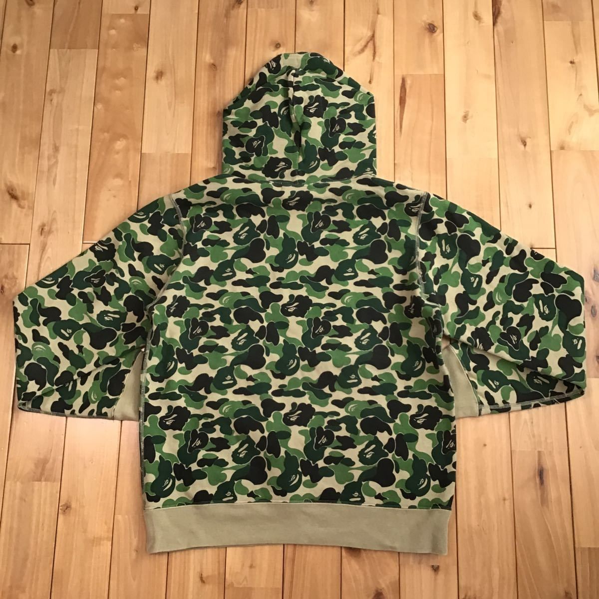 復刻デザインでおすすめですAPE COLLEGE LOGO CAMO HOODIE パーカー　迷彩　M