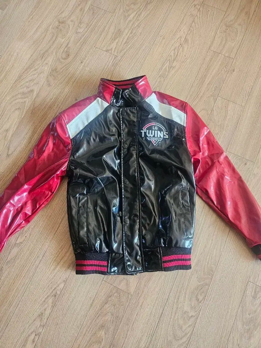 LG TWINS ツインズ スタジャン ブラック|レッド 光沢 150サイズ 状態良し