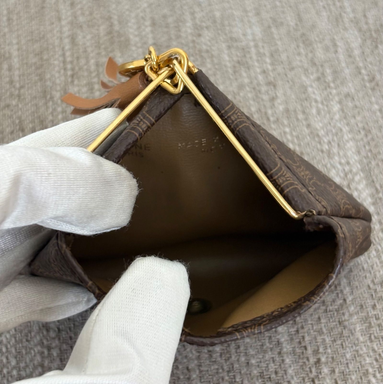 【極美品】セリーヌ 三角コインケース マカダム 馬車金具ブラウン小銭入れ 182 極美品】セリーヌ 三角コインケース マカダム 馬車金具ブラウン