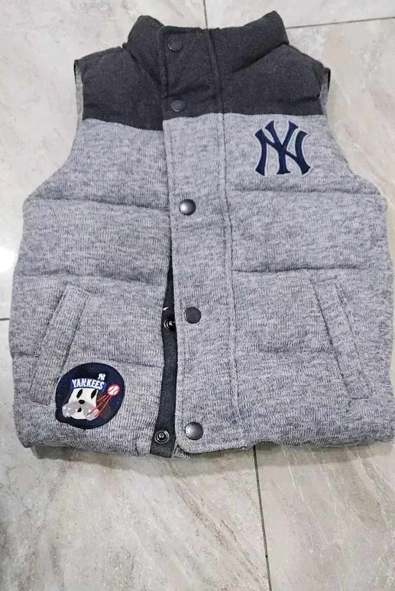 MLB キッズ 105 4y かわいい パディングベスト