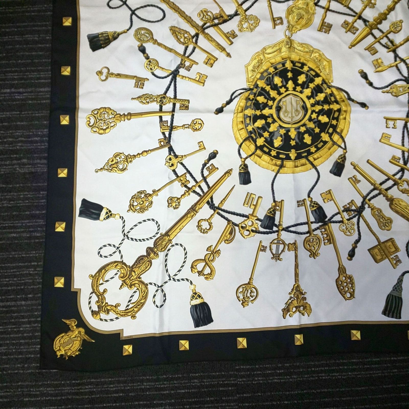 1022C-05 HERMES エルメス スカーフ カレ90 鍵モチーフ LES CLES