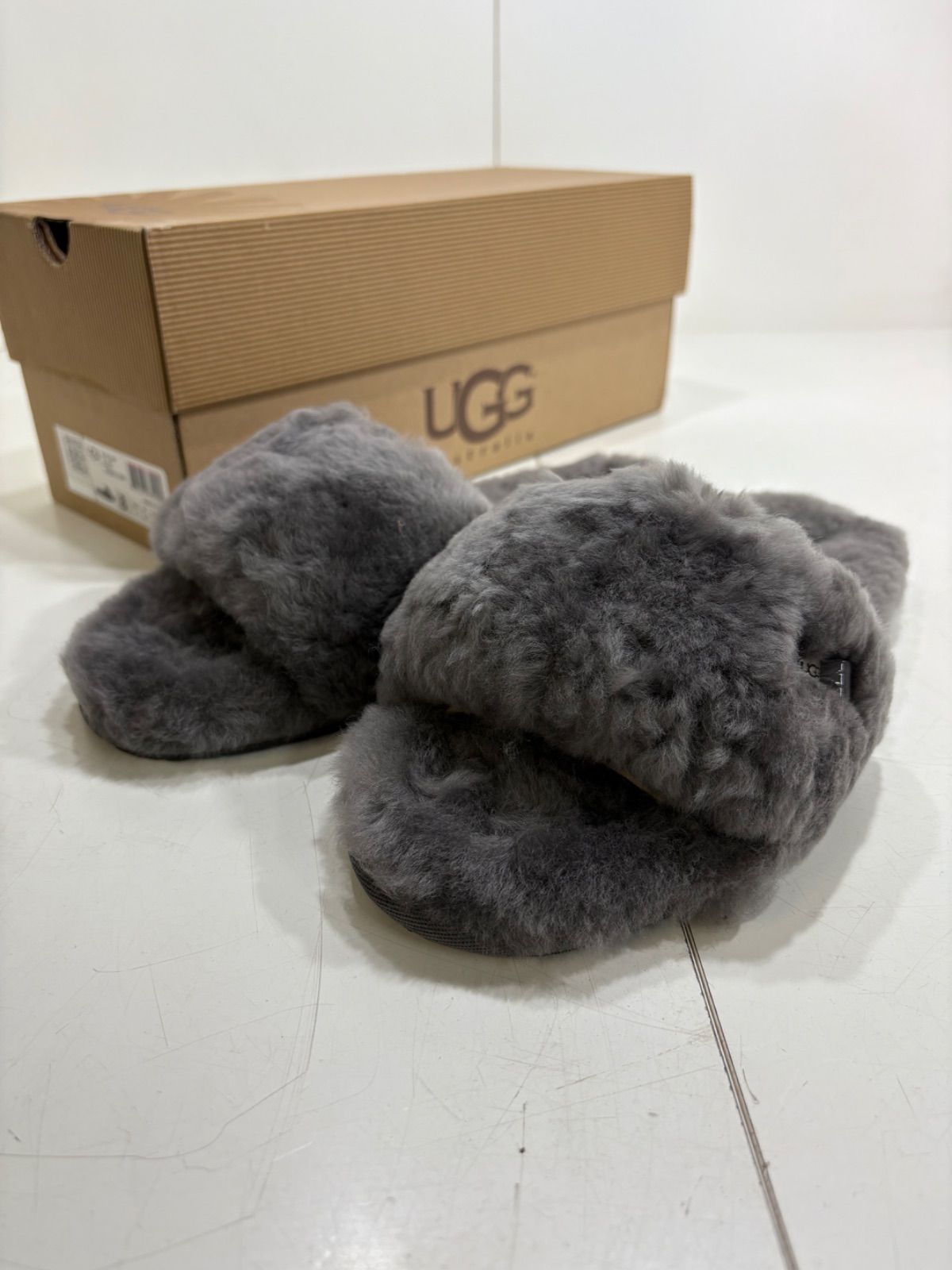 未着用 UGG W FLUFF SLIDE 25.0cm サンダル グレー 1005565 定価15 400円