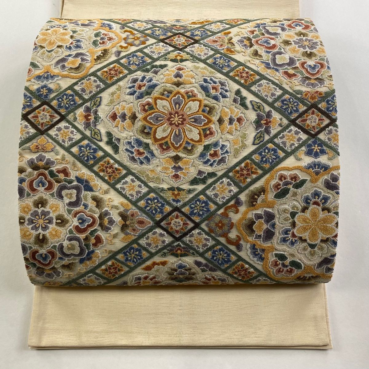 袋帯 名品 華文 菱 相良刺繍 ベージュ お太鼓柄 正絹