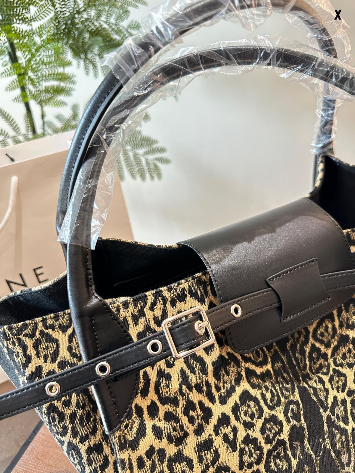 【CELINE直営】セール価格！TREKKING メッセンジャーバッグ 豹柄 今日特価】Celine 豹紋 ウィング ショッピングバッグ！国内送料