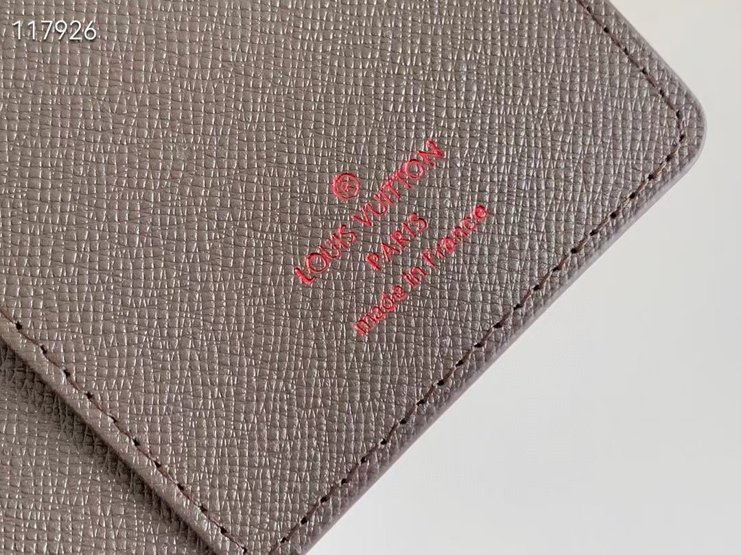 財布は構造が精巧で 複数の仕切りが設けられており