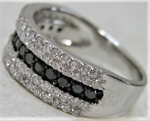 K18WG18金ホワイトゴールド ブラック＆ホワイト パヴェダイヤ 1.05ct 