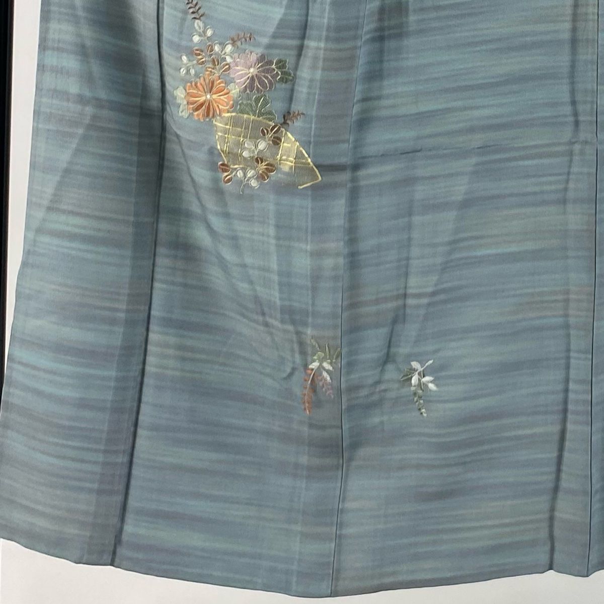 付下げ 身丈151cm 裄丈60cm S 単衣 扇面 菊 金糸 刺繍 青灰色 正絹 秀品