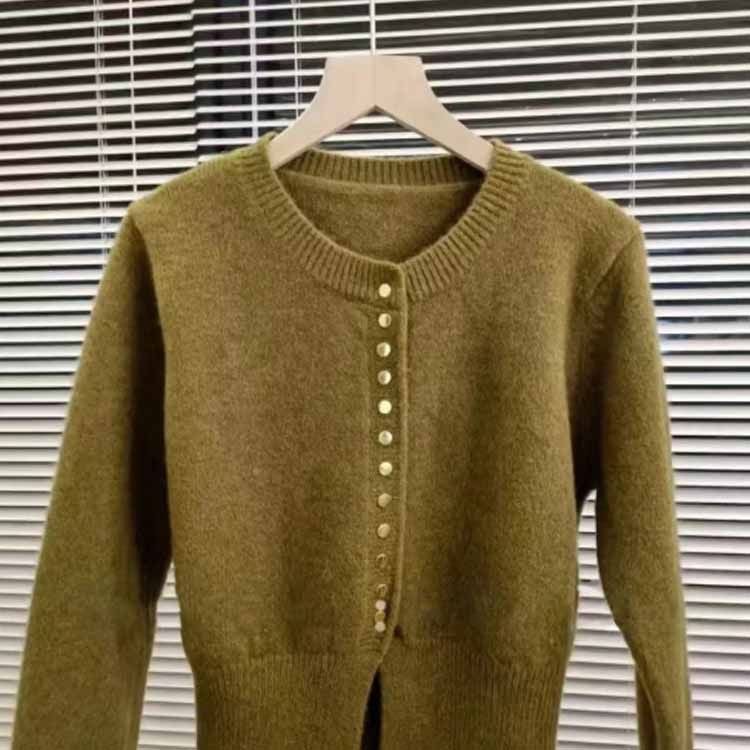 金ボタン トップス