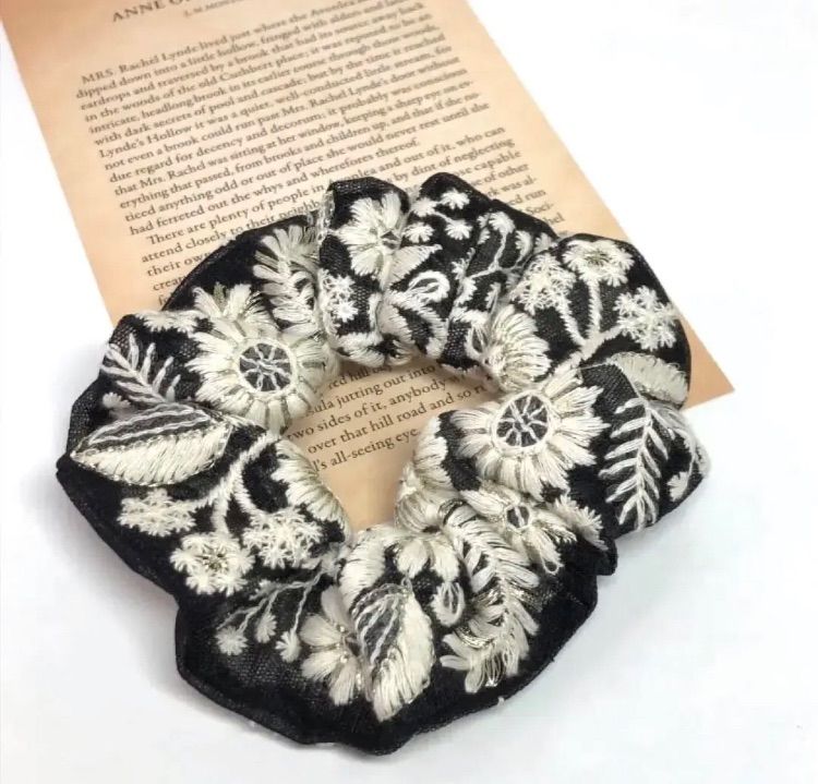インド刺繍リボンのシュシュ 黒チュール ハンドメイド 恨めし