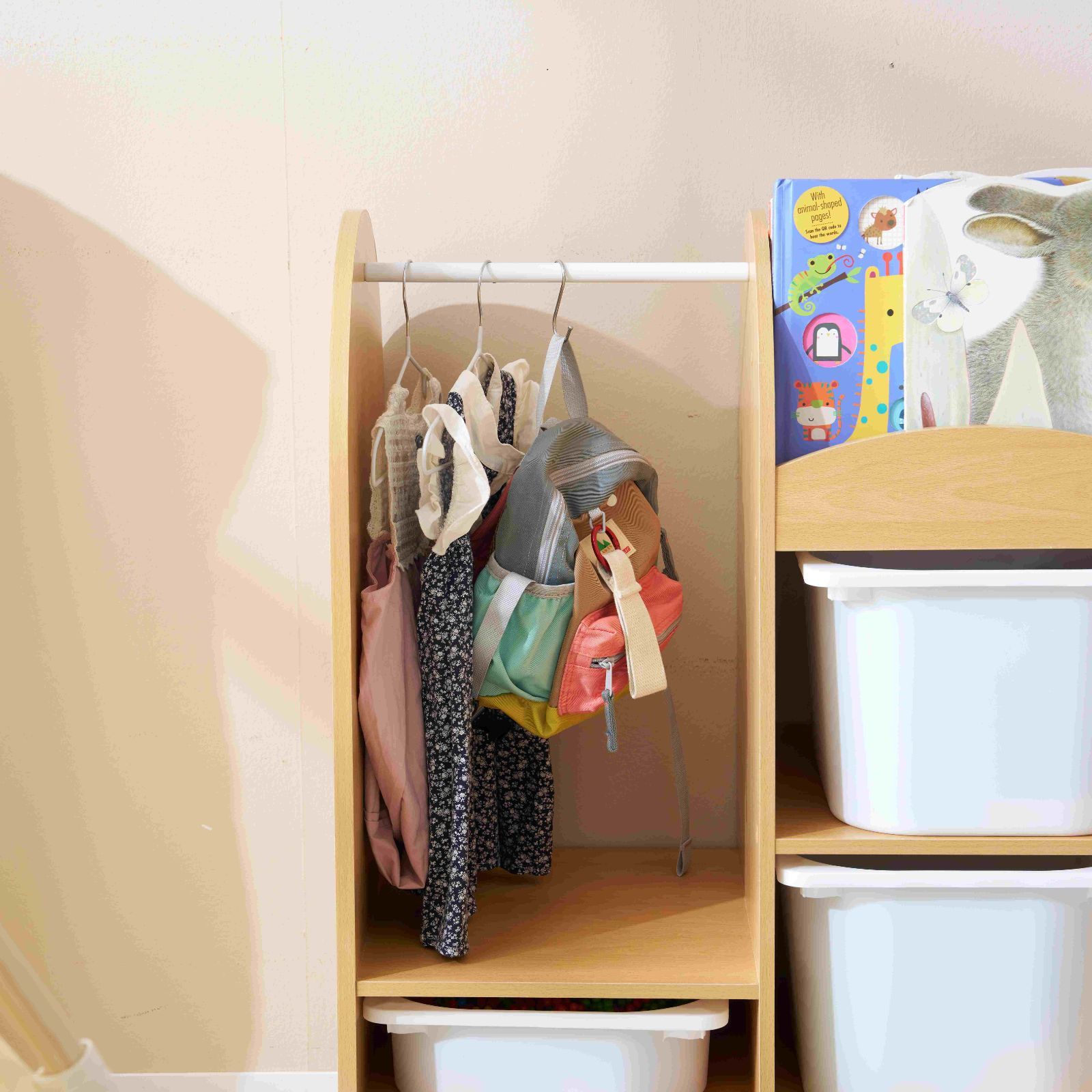 木製おもちゃ収納ラック｜ハンガーバー付き｜大容量ワイドタイプ｜組立簡単｜絵本棚としても使用可｜入学 入園プレゼントに最適｜WF321001AAA
