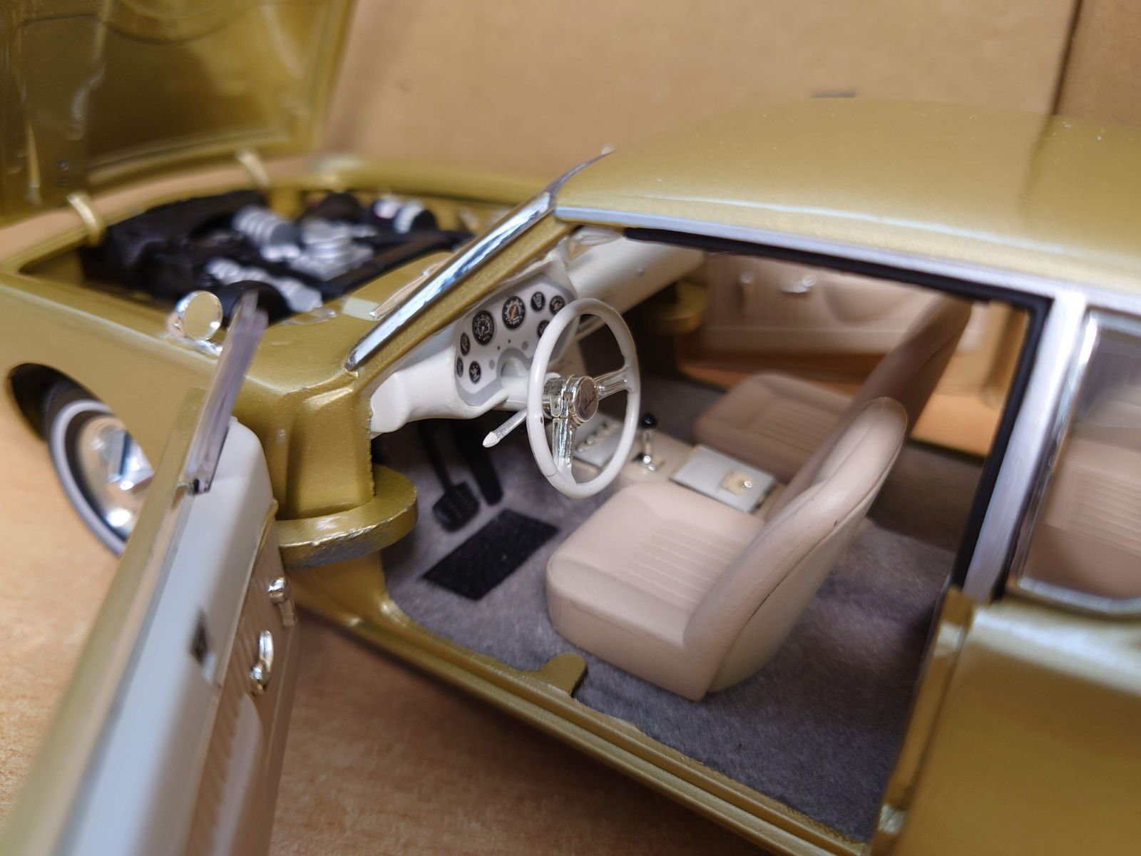 1/18 スチュードベーカー・アヴァンティ 1963 Avanti ゴールド