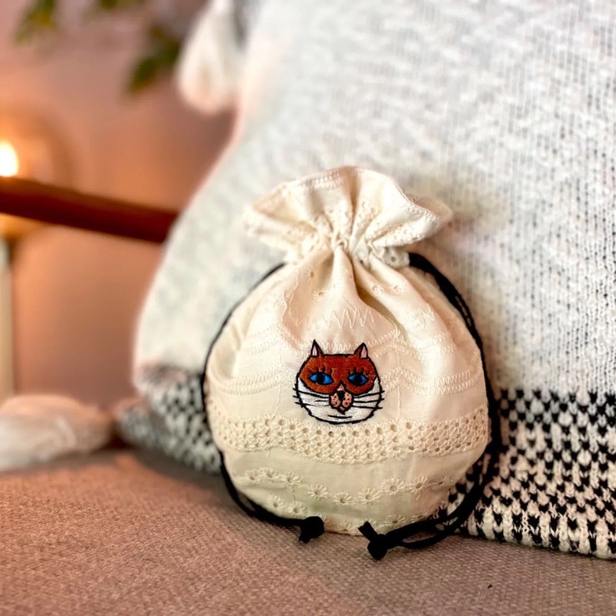 ハンドメイド 猫の刺繍 巾着 - メルカリ