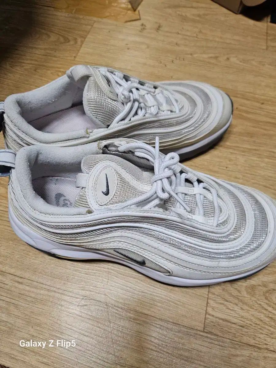 NIKE