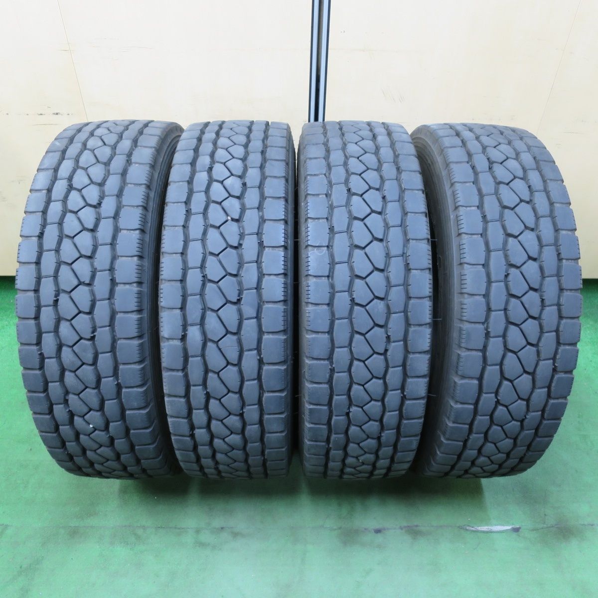 [送料無料] バリ溝！24年！9分トラック タイヤ 245/70R19.5 136/134J ブリヂストン エコピア M801Ⅱ ミックス オールシーズン 19.5インチ5012108イスタ