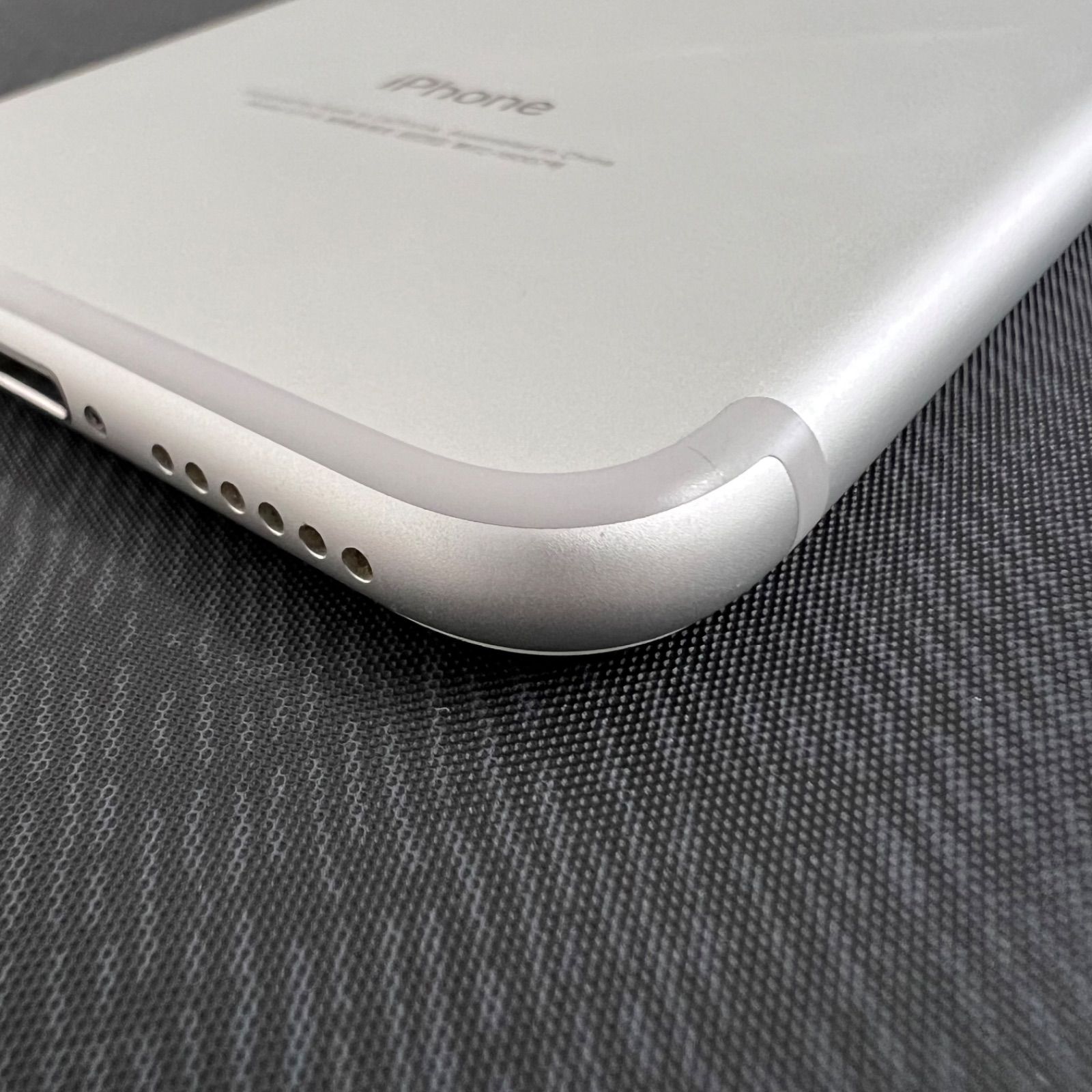 美品 iPhone 7 32GB シルバー au SIMロックあり　おまけあり SIMロック解除済】au iPhone7 32GB A1779 (MNCF2J/A) シルバー