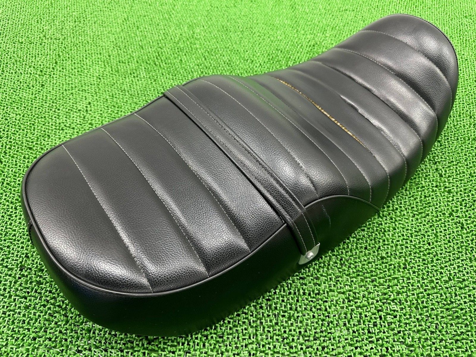 ゼファー750 シート 社外 バイク 部品 ZR750C ゼファー750RS タックロールシート シートバンド付 ローダウン kL