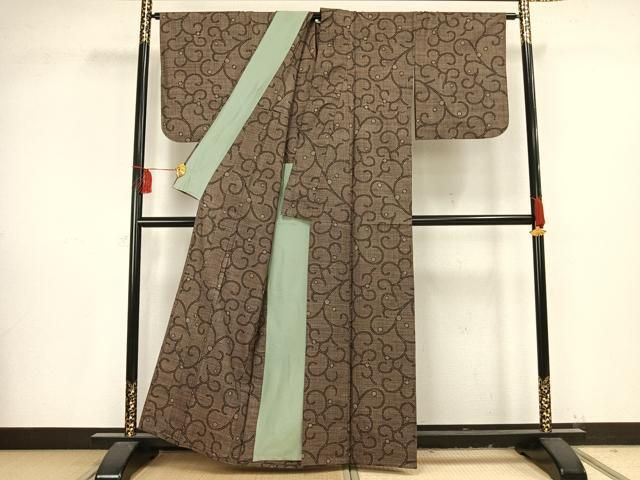 平和屋着物▽本場大島紬　単衣　7マルキ　古代染色純泥染め　手織り　唐草文　証紙付き　正絹　逸品　AAAV8372fy 平和屋着物▽本場大島紬 単衣 7マルキ 古代染色純泥染め 手織り 唐草文