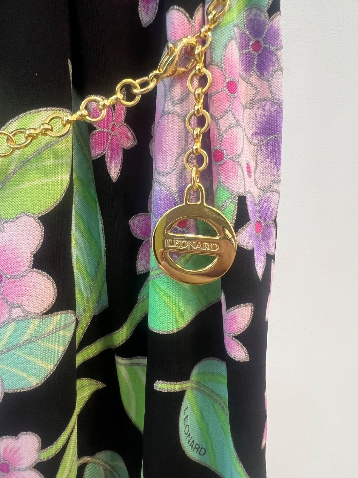 LEONARD レオナール花柄プリント 長袖ひざ丈ワンピース 金色チェーン