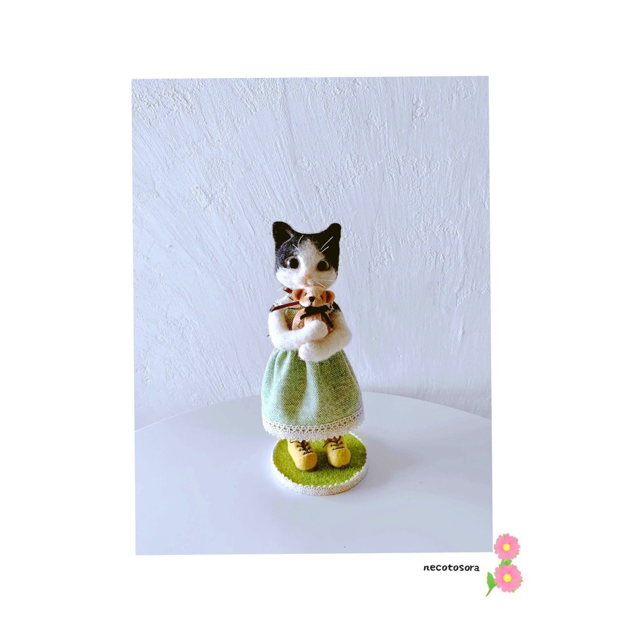 羊毛フェルト猫　ハチワレ猫 羊毛フェルト 猫 はちわれ猫さん フレーム猫 羊毛フェルト にじ