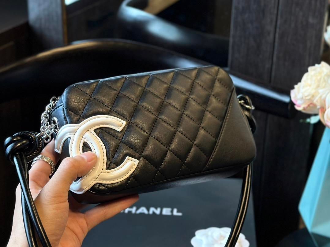 CHANELシャネルのブラック＆ホワイトの配色ショルダーバッグ女性用｜