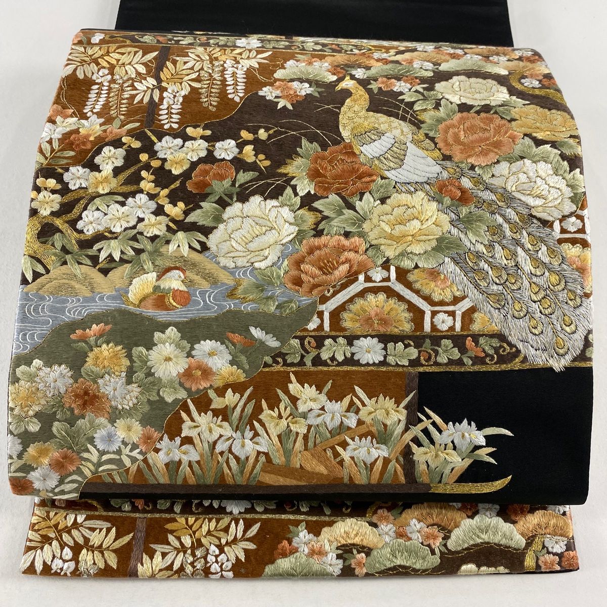 袋帯 名品 孔雀 草花 刺繍 金糸 黒 お太鼓柄 正絹