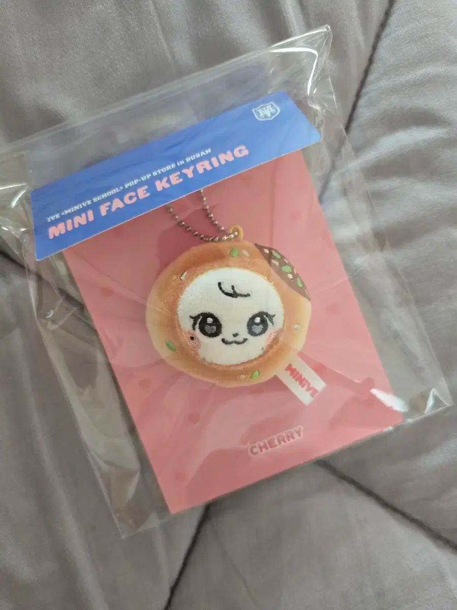 IVE minive ウォニョン　チェリー　折りたたみバッグ　ブサンポップアップ CHERRY minive 釜山 busan popup ポップアップ 釜山限定】 IVE MINIVE