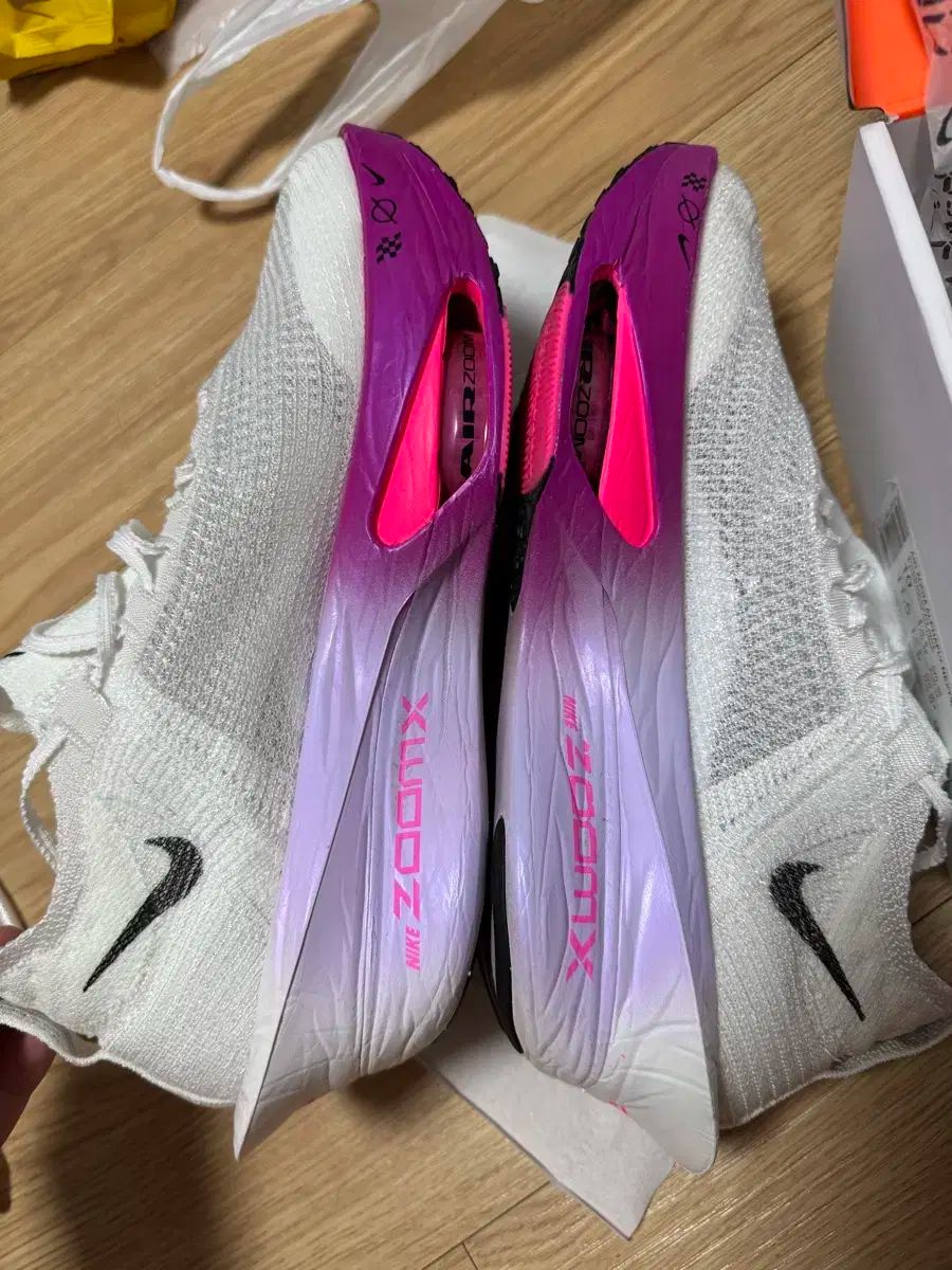 NIKE