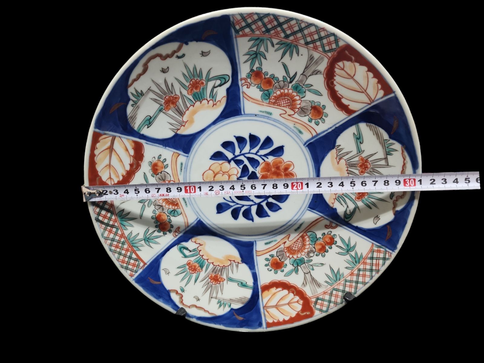 有田焼 - 【骨董品⠀】古伊万里　明治 赤絵皿 色絵 大皿 飾り棚付 古伊万里 明治伊万里 色絵 大皿 飾皿 赤絵 和食器 有田焼 古道具