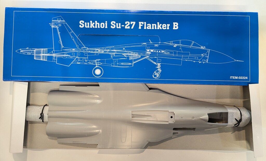 トランペッター 1/32 Sukhoi Su-27 Flanker B